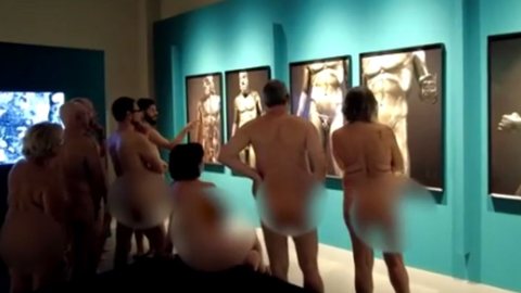 A exposição mostrava fotografias de estátuas gregas nuas - Imagem: Reprodução/Vídeo G1 "Museu recebe visitantes pelados em Barcelona"