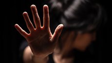 Não se pode calar diante da violência contra a mulher - Imagem: Reprodução / Freepik