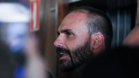 Deputado Eduardo Bolsonaro durante entrevista a imprensa - Imagem: Reprodução / Agência Brasil / Lula Marques