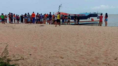 Após naufrágio na região de Belém, praia na Ilha de Cotijuba estava sendo usada para receber resgatados - Imagem: reprodução Twitter