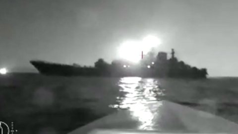 VÍDEO - navio petroleiro é atingido por ataque de drones - Imagem: reprodução redes sociais