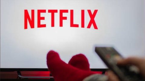 Netflix passará a cobrar pelo compartilhamento de senha - Imagem: reprodução Twitter @choquei