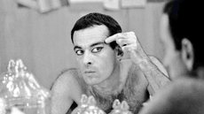 O enredo 'Camaleônico', desenvolvido por Leandro Vieira, destaca a trajetória de Ney Matogrosso - Imagem: Reprodução / X / @leandrovieirarj
