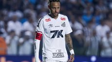 Neymar, jogador do Santos, em campo contra o Mirassol - Foto: Ricardo Moreira/Getty Images