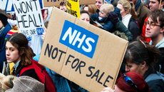 Colapso no sistema público de saúde do Reino Unido, o NHS. - Imagem: Reprodução/Keep Our NHS Public.