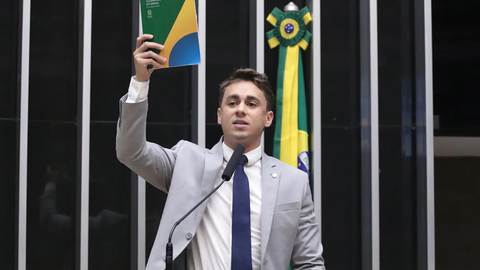 Nikolas Ferreira discursou no plenário da Câmara durante debate sobre a PEC que acaba com a escala 6x1 e reduz a jornada semanal de trabalho para 40 horas - Imagem: Reprodução
