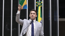 Nikolas Ferreira discursou no plenário da Câmara durante debate sobre a PEC que acaba com a escala 6x1 e reduz a jornada semanal de trabalho para 40 horas - Imagem: Reprodução