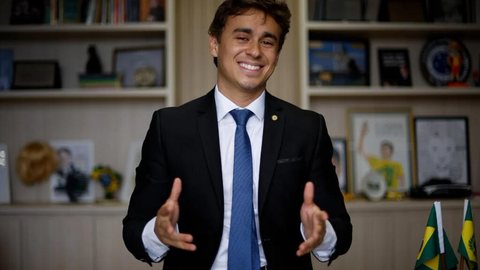 Nikolas Ferreira durante visita ao Batalhão GER, em Contagem, onde anunciou recursos para aquisição de armamentos destinados à Polícia Militar de Minas Gerais - Imagem: Reprodução