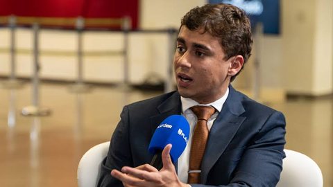Nikolas Ferreira comentou a operação da Polícia Federal que mira o senador Jaques Wagner e afirmou que o Brasil vive uma sequência permanente de escândalos políticos. - Imagem: Renato Orphão / PlatôBR