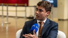 Nikolas Ferreira comentou a operação da Polícia Federal que mira o senador Jaques Wagner e afirmou que o Brasil vive uma sequência permanente de escândalos políticos. - Imagem: Renato Orphão / PlatôBR