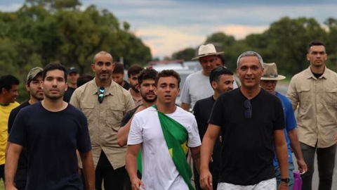 Nikolas Ferreira caminha pela BR-040 rumo a Brasília ao lado de aliados políticos - Imagem: Reprodução
