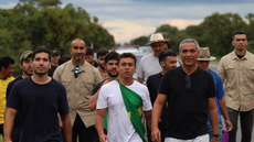 Nikolas Ferreira caminha pela BR-040 rumo a Brasília ao lado de aliados políticos - Imagem: Reprodução