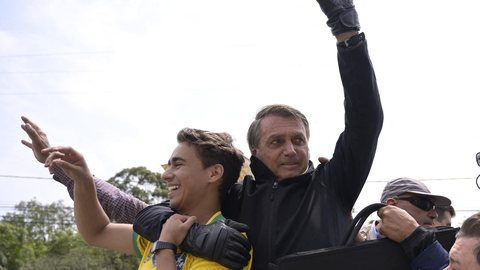 Durante entrevista ao portal Congresso em Foco, Nikolas Ferreira comparou Jair Bolsonaro a Lionel Messi e afirmou que as restrições impostas ao ex-presidente representam um "desfalque" para a direita. - Imagem:  Douglas Magno / AFP