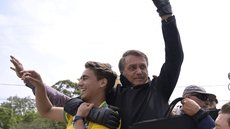 Durante entrevista ao portal Congresso em Foco, Nikolas Ferreira comparou Jair Bolsonaro a Lionel Messi e afirmou que as restrições impostas ao ex-presidente representam um "desfalque" para a direita. - Imagem:  Douglas Magno / AFP
