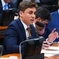 Nikolas Ferreira criticou Alexandre de Moraes após decisão que suspendeu as visitas de Flávio Bolsonaro ao ex-presidente Jair Bolsonaro por 90 dias. - Imagem: Pablo Valadares / Câmara dos Deputados