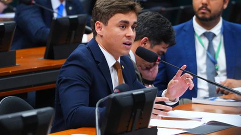 Nikolas Ferreira criticou Alexandre de Moraes após decisão que suspendeu as visitas de Flávio Bolsonaro ao ex-presidente Jair Bolsonaro por 90 dias. - Imagem: Pablo Valadares / Câmara dos Deputados