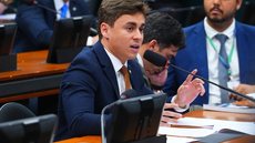 Nikolas Ferreira criticou Alexandre de Moraes após decisão que suspendeu as visitas de Flávio Bolsonaro ao ex-presidente Jair Bolsonaro por 90 dias. - Imagem: Pablo Valadares / Câmara dos Deputados