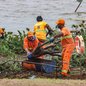 Funcionários do Departamento Municipal de Limpeza Urbana (DMLU) fazendo limpeza do Parque Pontal, em Porto Alegre, após o Rio Guaíba baixar - Imagem: Reprodução / Rafa Neddermeyer / Agência Brasil
