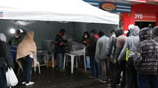 A iniciativa inclui transporte para abrigos e uso de centros esportivos para pernoite e refeições em dias de frio extremo - Imagem: Reprodução/Rovena Rosa/ Agência Brasil
