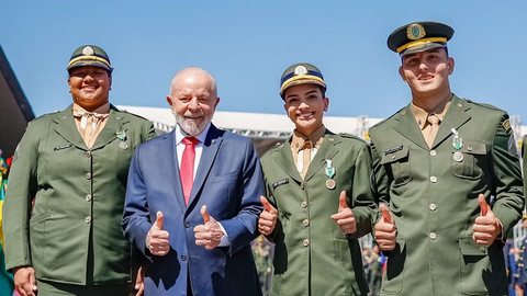 No Dia do Soldado, Lula condecora medalhistas olímpicos - Imagem: Reprodução / Ricardo Stuckert / PR