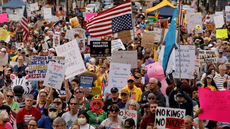 Manifestantes tomam as ruas de Michigan durante os protestos “No Kings - Imagem: Jeef Kowalsky / AFP