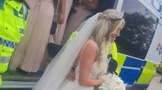 Alisha Brierley chegou ao casamento em viatura policial - Imagem: reprodução/Facebook