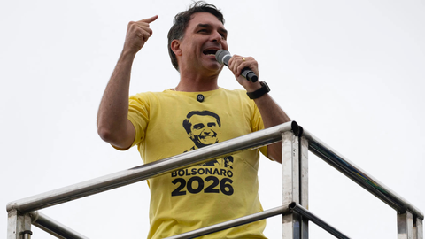 Flávio Bolsonaro apresentou notícia-crime ao STF e pede investigação contra Lula por declarações feitas durante discurso em Goiás - Imagem: Reprodução