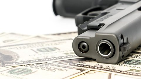 Proposta abrange diversas atividades criminosas, incluindo tráfico de pessoas, corrupção e lavagem de dinheiro - Imagem: Reprodução / Freepik