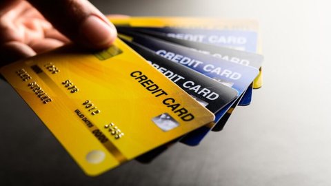 Novas regras da Receita Federal alertam sobre empréstimo de cartão para terceiros - Imagem: Reprodução / Freepik