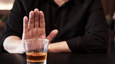 Autoridades alertam para os riscos de bebidas alcoólicas de procedência duvidosa - Imagem: Reprodução