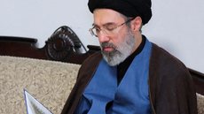 Mojtaba Khamenei, novo líder supremo do Irã, durante evento público em Teerã antes da atual guerra no Oriente Médio. - Imagem: Reprodução /  REUTERS