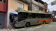 O estado de saúde das demais vítimas ainda não foi divulgado, enquanto o ônibus envolvido foi retirado do local do acidente - Imagem: Reprodução/TV Globo
