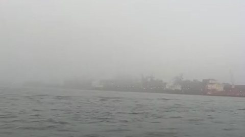 As condições climáticas adversas geram transtornos na Baixada Santista, afetando a rotina de moradores e o transporte marítimo - Imagem: Reprodução/Danilo Santos/TV Tribuna