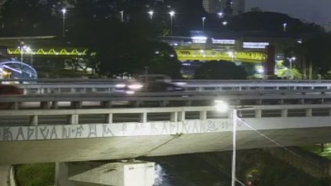Imagens do acidente mostram o momento em que o carro despenca no rio, enquanto as equipes tentam localizar o motorista desaparecido - Imagem: Reprodução