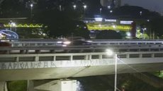 Imagens do acidente mostram o momento em que o carro despenca no rio, enquanto as equipes tentam localizar o motorista desaparecido - Imagem: Reprodução