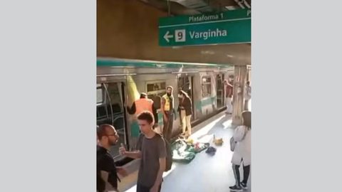 Com uma série de quedas, o debate sobre medidas de segurança nas plataformas da Linha 9-Esmeralda se intensifica entre os usuários - Imagem: Reprodução