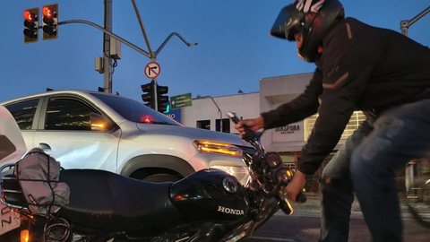 Apesar do aumento em São Paulo, o estado registrou uma redução de 5,5% nas mortes no trânsito, totalizando 1.812 vítimas em 2023 - Imagem: Reprodução/William Cardoso/Metrópoles