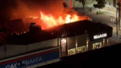 As causas do incêndio ainda são desconhecidas e serão investigadas após o rescaldo realizado pelas equipes de emergência - Imagem: Reprodução/Denis Andia/Redes sociais