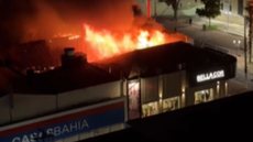 As causas do incêndio ainda são desconhecidas e serão investigadas após o rescaldo realizado pelas equipes de emergência - Imagem: Reprodução/Denis Andia/Redes sociais