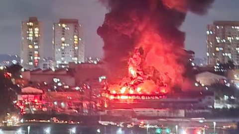 Bombeiros continuam o combate aos focos remanescentes e o trabalho de rescaldo após incêndio em imóvel comercial - Imagem: Reprodução
