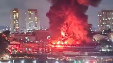 Bombeiros continuam o combate aos focos remanescentes e o trabalho de rescaldo após incêndio em imóvel comercial - Imagem: Reprodução