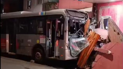A Polícia Civil investiga o caso, que envolve furto de veículo e colisão, sem localizar o motorista até o momento - Imagem: Divulgação