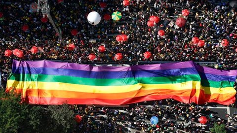 Evento reúne milhões em São Paulo, celebrando diversidade e cidadania com o tema 'A rua convoca, a urna confirma' - Imagem: Reprodução/ EFE/ Sebastião Moreira