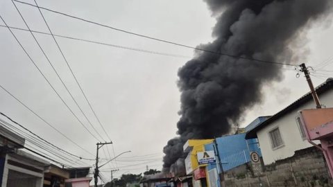 A Secretaria da Segurança Pública está apurando as causas do incêndio, que será investigado após o controle das chamas - Imagem: Reprodução/ Charles Eliseu/Jornal SP