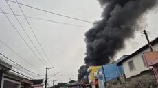 A Secretaria da Segurança Pública está apurando as causas do incêndio, que será investigado após o controle das chamas - Imagem: Reprodução/ Charles Eliseu/Jornal SP