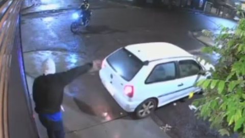 As autoridades apreenderam a motocicleta usada na tentativa de arrombamento e investigam o caso em busca dos demais envolvidos - Imagem: Reprodução