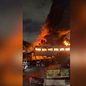 A presença de materiais inflamáveis no galpão complicou o combate ao incêndio, que exigiu uma força-tarefa significativa - Imagem: Reprodução/Redes Sociais