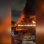 A presença de materiais inflamáveis no galpão complicou o combate ao incêndio, que exigiu uma força-tarefa significativa - Imagem: Reprodução/Redes Sociais