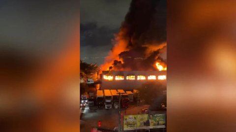 A presença de materiais inflamáveis no galpão complicou o combate ao incêndio, que exigiu uma força-tarefa significativa - Imagem: Reprodução/Redes Sociais