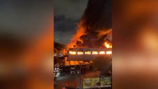 A presença de materiais inflamáveis no galpão complicou o combate ao incêndio, que exigiu uma força-tarefa significativa - Imagem: Reprodução/Redes Sociais
